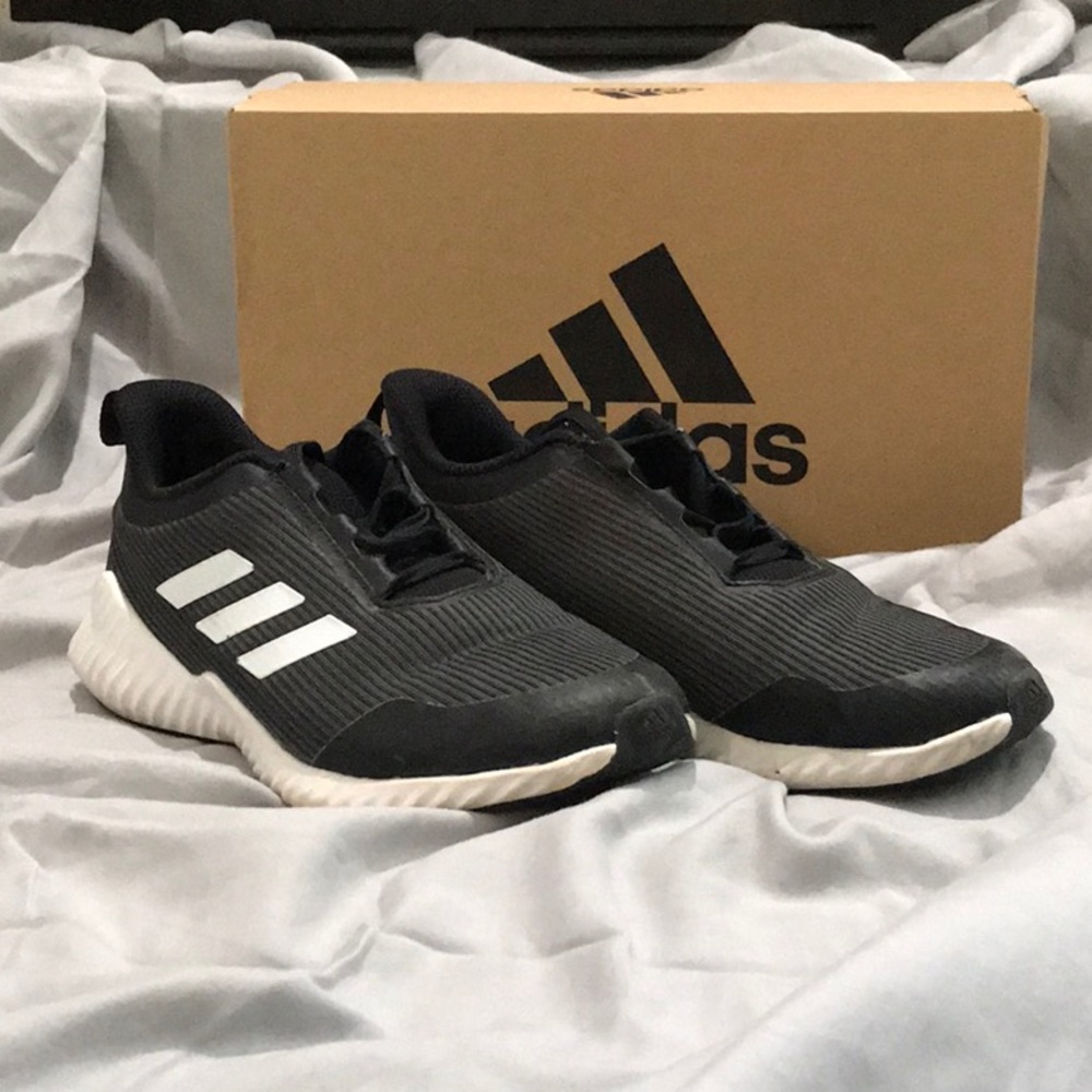 Adidas running shoe youth 5.